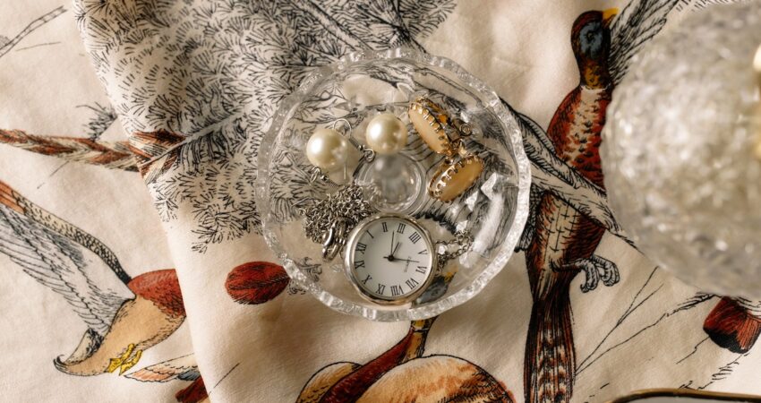 srebrny łańcuszek, kolczyki i zegarek