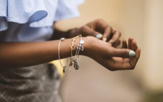 Jak dopasować bransoletki sznurkowe damskie do własnego stylu?