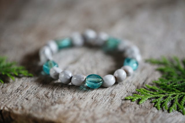 bransoletka z kamieni biało niebieskich