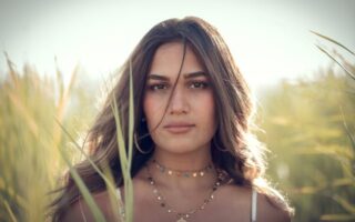 Naszyjniki, które podkreślają charakter – jak znaleźć swój styl?