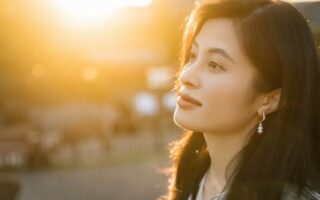 Srebrne dodatki, które zostają na lata – kolczyki jako część codziennych stylizacji