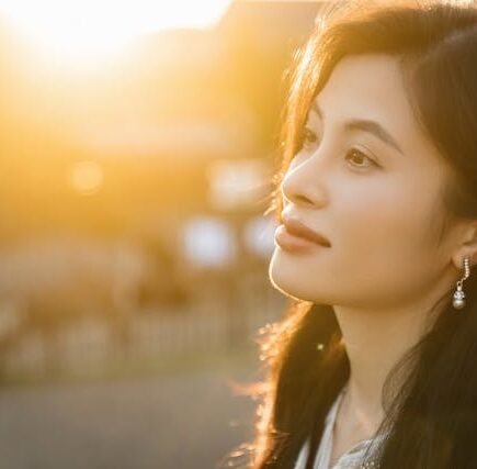 Srebrne dodatki, które zostają na lata – kolczyki jako część codziennych stylizacji