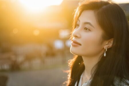 Srebrne dodatki, które zostają na lata – kolczyki jako część codziennych stylizacji