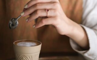 Kolor zamiast klasyki - odważniejsze podejście do biżuterii zaręczynowej